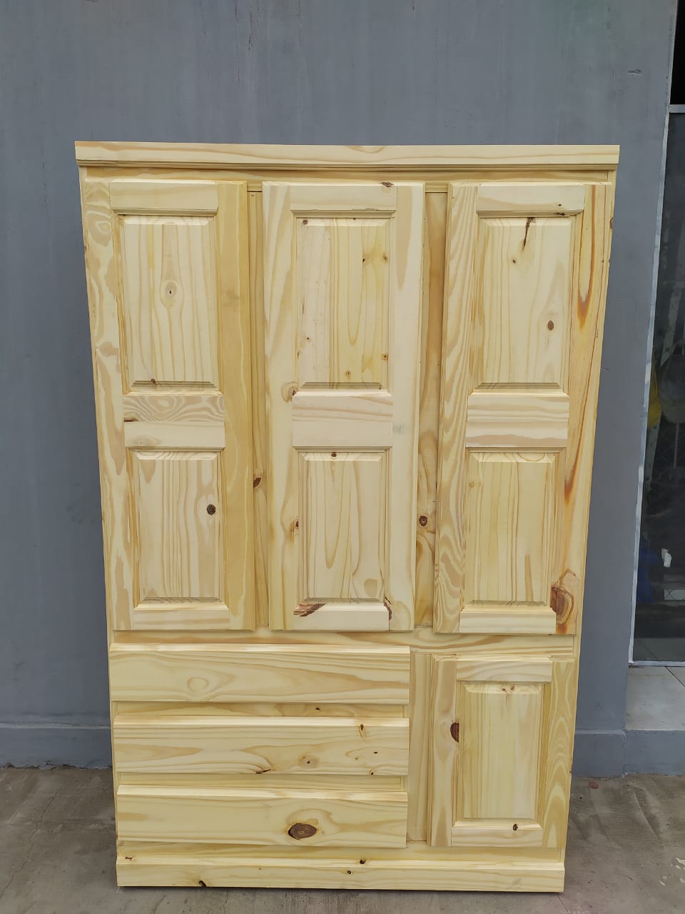 226624973_394858778644574_3970153071010703192_n ROPERO PINO MACIZO 3 PUERTAS - Imagen 1